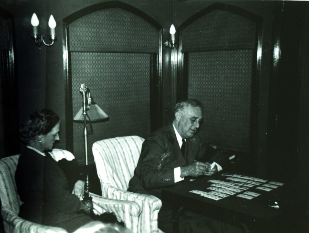 Franklin D. Roosevelt jogando cartas